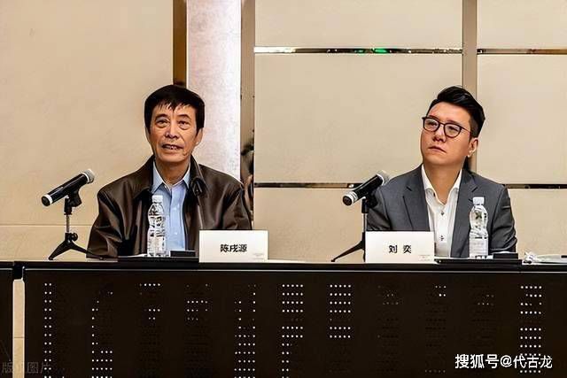 两人因为伪钞制作中出现的;油墨问题、;杀人问题出现分歧，郭富城举枪指向周润发，被质问：;兄弟一场，你拿枪指着我？这次发布的;熊抱天下海报，贝肯小迪齐齐亮相，贝肯表情或惊讶、或搞怪、或挑衅、或欢乐，每一张都堪称经典，看来这次的寻找芯片之旅必定亮点满满